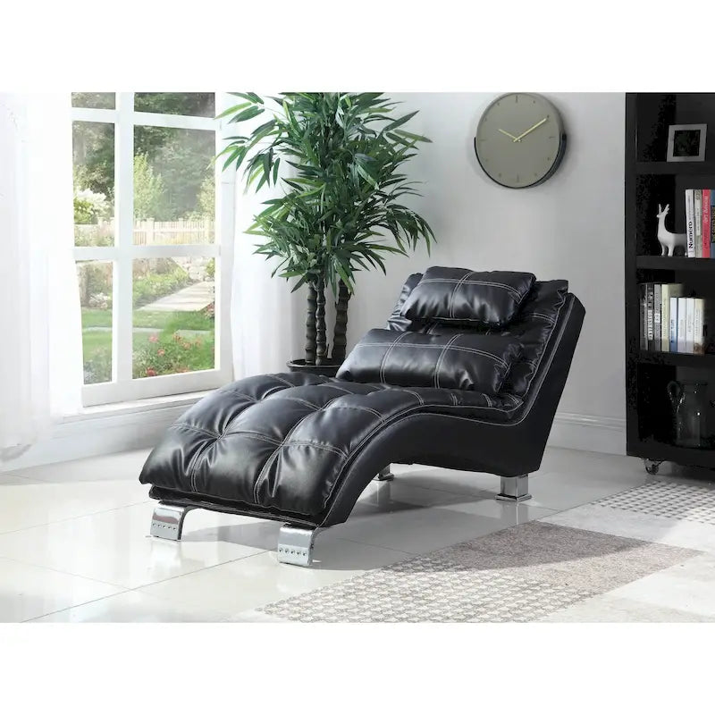 Chaise longue imbottita in similpelle con base arcuata cromata