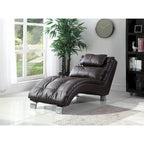 Chaise longue imbottita in similpelle con base arcuata cromata