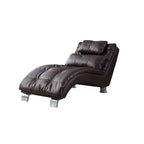 Chaise longue imbottita in similpelle con base arcuata cromata