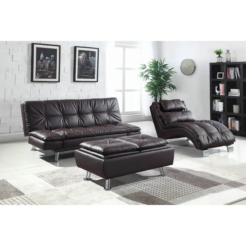 Chaise longue imbottita in similpelle con base arcuata cromata