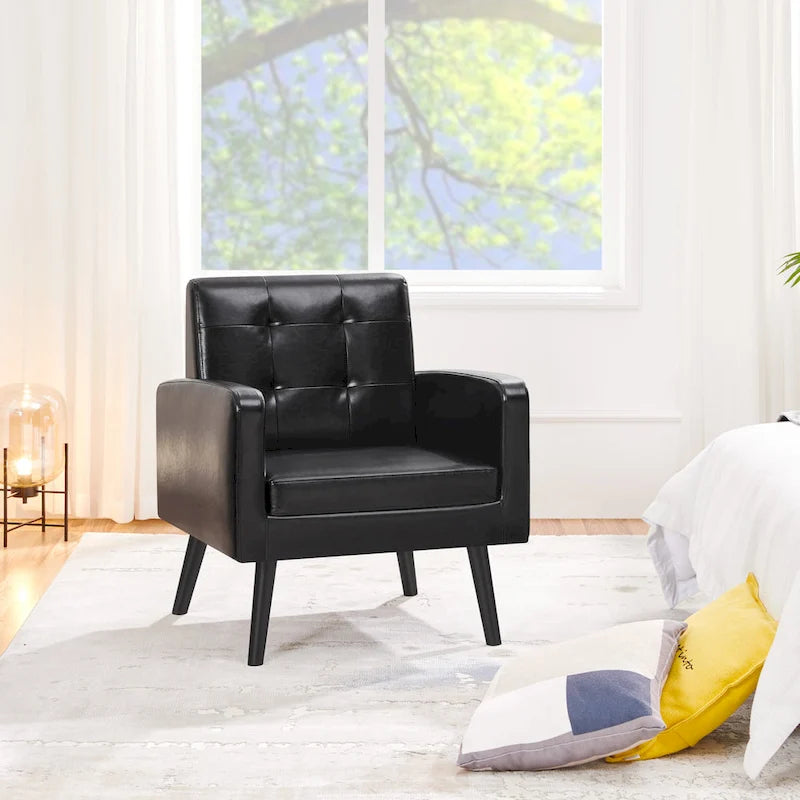 Poltrona moderna accentata con imbottitura capitonné in similpelle e gambe in legno massello